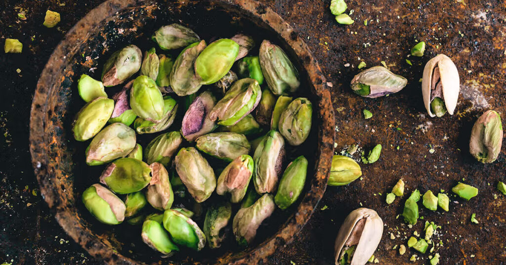 Pistachos pelados en un cuenco.