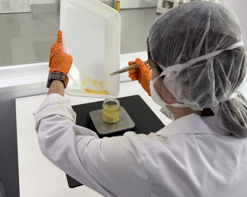 Extracción de polen. Tamiz. Pistacho. Agróptimum. Polinización artificial.